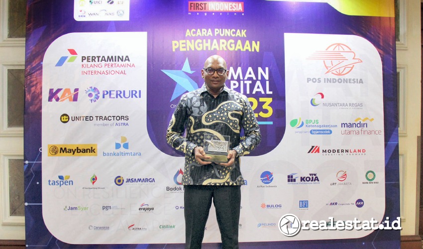 Vice President Director PT Modernland Realty Tbk, Dharma
Mitra Sigamani, saat menerima trophy penghargaan Human Capital on
Resilience Excellence Award (HCREA) 2023. (Foto: istimewa)