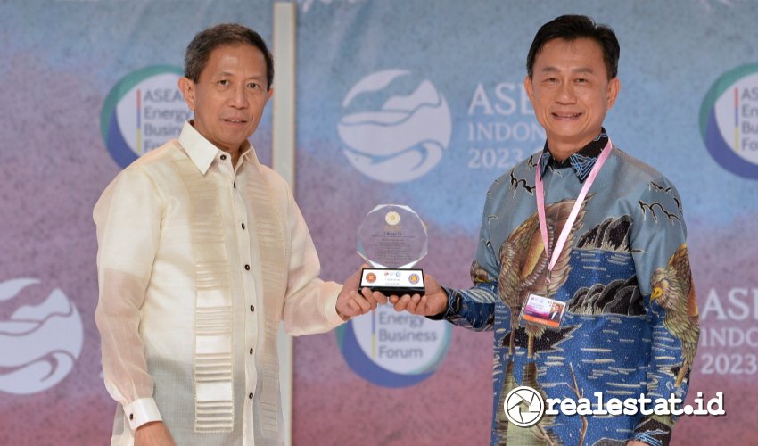 Direktur BCA Frengky Chandra Kusuma menerima penghargaan untuk Wisma BCA Foresta yang terpilih sebagai Gedung Hemat Energi Terbaik di Asia Tenggara