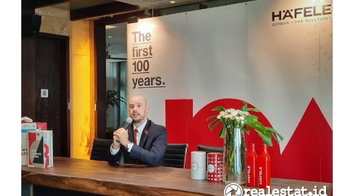 Managing Director Hafele Indonesia David Lorenzo saat menjelaskan pencapaian 100 tahun Hafele dan juga rencana bisnis di masa mendatang