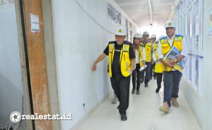 Menteri PUPR Basuki Hadimuljono meninjau progres pembangunan Rusun Tenaga Pendidik UGM, Yogyakarta. (Foto: istimewa)