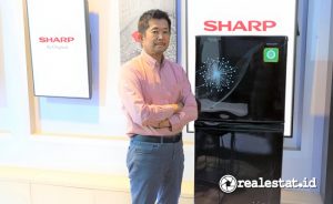 Presiden Direktur, PT Sharp Electronics Indonesia dengan produk Lemari Es ke-25 juta (Foto: Dok. Sharp Indonesia)