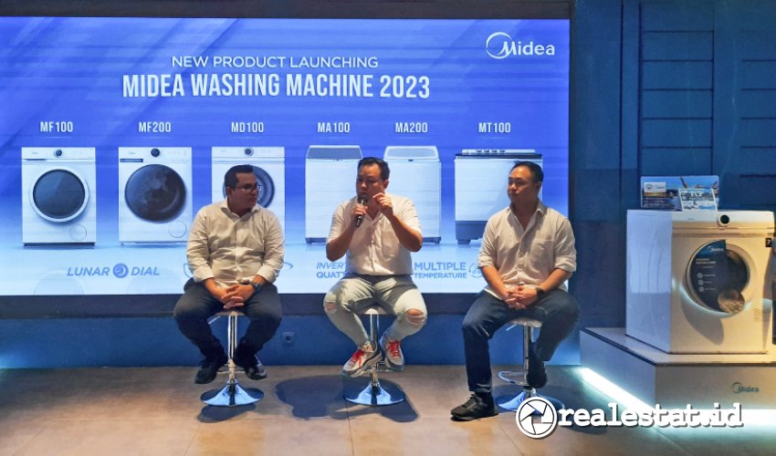 Budi Pratama Widjaja, Head of Sales Midea Indonesia saat menerangkan keungulan dari jajaran mesin cuci Midea terbaru