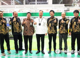 Jajaran Top Manajemen Sharp Indonesia berfoto bersama Menteri Perindustrian RI Dirjen IILMATE saat kunjungan ke Pabrik AC di KIIC Karawang realestat.id dok