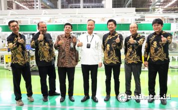 Jajaran Top Manajemen Sharp Indonesia berfoto bersama Menteri Perindustrian RI Dirjen IILMATE saat kunjungan ke Pabrik AC di KIIC Karawang realestat.id dok