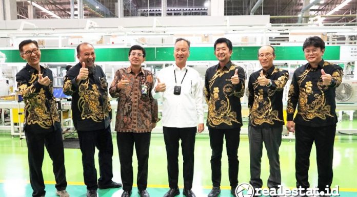 Jajaran Top Manajemen Sharp Indonesia berfoto bersama Menteri Perindustrian RI Dirjen IILMATE saat kunjungan ke Pabrik AC di KIIC Karawang realestat.id dok