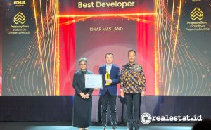 Sinar Mas Land diwakili oleh Herry Hendarta (Direktur Sinar Mas Land) secara simbolis menerima penghargaan sebagai Best Developer untuk Sinar Mas Land dalam ajang PropertyGuru Indonesia Property Awards 2023 di Hotel Ritz Carlton Pacific Place, Jakarta Selatan pada Jumat (15/9) lalu.