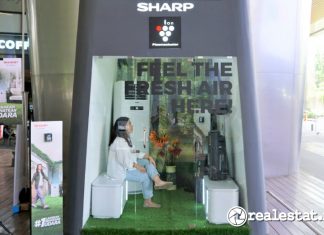 pengunjung sedang menikmati udara sehat di booth Plasmaexperience sharp indonesia realestat.id dok