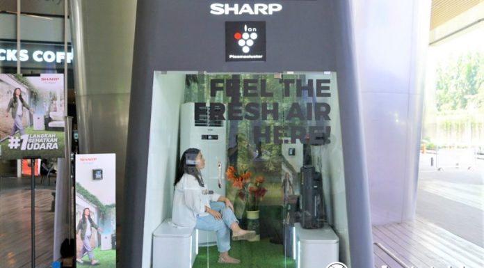 pengunjung sedang menikmati udara sehat di booth Plasmaexperience sharp indonesia realestat.id dok
