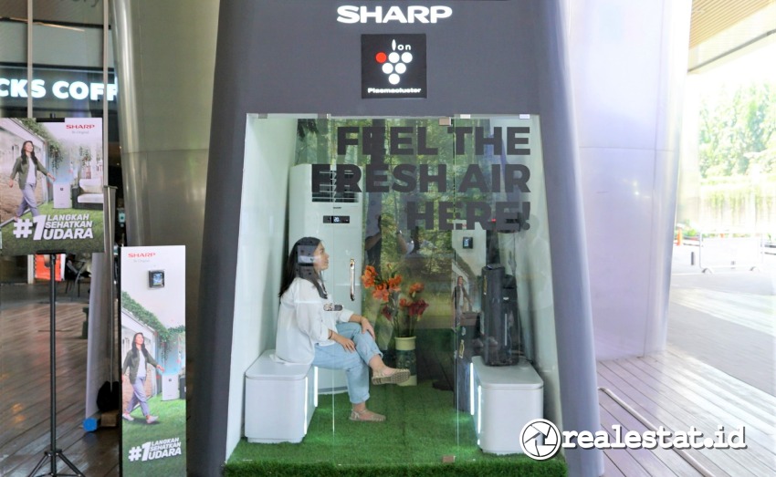 Pengunjung sedang menikmati udara sehat di booth Sharp Plasma Experience. (Foto: Dok. Sharp Indonesia)
