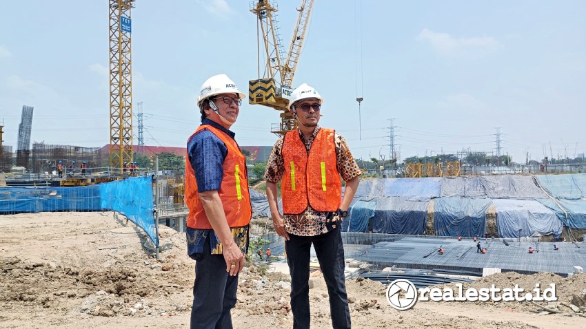 Alvin Andricus, CMO Elevee Condominum (kiri) dan Ferry Salanto, Head of Research Colliers Indonesia saat mengunjungi proyek Elevee Alam Sutera, Senin, 16 Oktober 2023. (Foto: realestat.id)