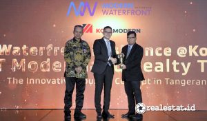 Jemmy Andreas Persang, Division Head Res & Com Group 2 PT Modernland Realty Tbk (paling kanan) saat menerima penghargaan Properti Indonesia Award 2023. (Foto: Istimewa)