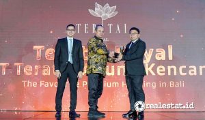 Direktur Utama PT Teratai Agung Kencana (Teratai Group), I
Gede Arya Wijaya (paling kanan) menerima penghargaan Properti
Indonesia Award 2023 untuk Kategori: Property Development melalui proyek Teratai
Royal sebagai The Favourite Premium Housing in Bali. (Foto: Istimewa)