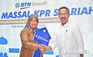 Komisioner BP Tapera, Adi Setianto (kanan) saat Akad Massal KPR Syariah, Jumat, 13 Oktober 2023. (Foto: Dok. BP Tapera) 