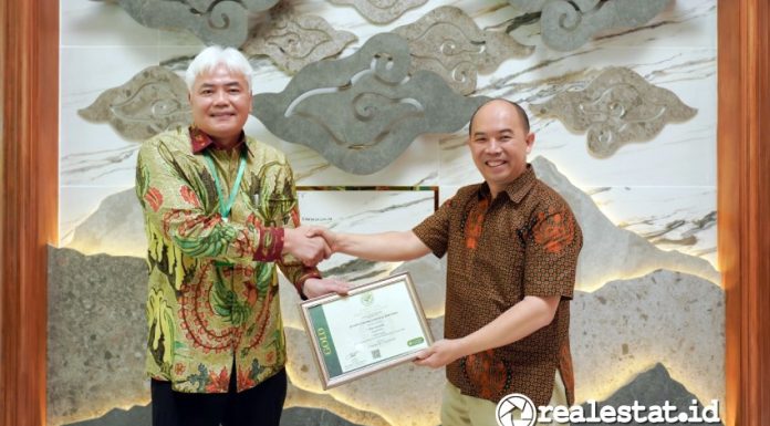 Choong Ee Ren, CEO Niro Granite Indonesia (kanan)  menerima sertifikat Green Label Indonesia kategori Gold dari Yudiono, Chairman Green Product Council Indonesia (GPCI) di Pabrik Niro Granite Indonesia Gunung Putri, Jawa Barat. (Foto: Istimewa)