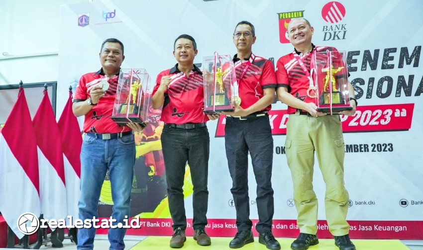 Penjabat (Pj) Gubernur DKI Jakarta, Heru Budi Hartono (kedua dari kanan), meraih juara pertama kategori Pistol Individu pada Kejuaraan Nasional Bank DKI Cup 2023 di Jakarta, Ahad, 5 November 2023 (Foto: Istimewa)