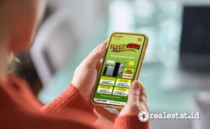 Pelanggan melihat program promo cinta sharp indonesia home credit realestat.id dok