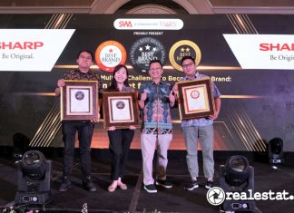 Perwakilan Sharp Indonesia berfoto dengan 3 penghargaan dari Indonesia Best Brand Awards 2023 realestat.id dok