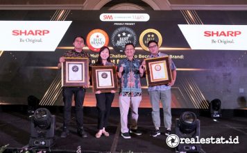 Perwakilan Sharp Indonesia berfoto dengan 3 penghargaan dari Indonesia Best Brand Awards 2023 realestat.id dok