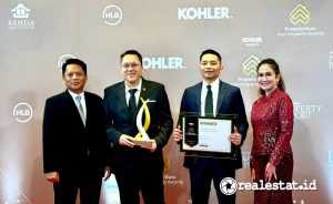 Perwakilan manajemen Sinar Mas Land dalam acara PropertyGuru Asia Property Awards 2023 yang diselenggarakan pada Jumat (8/12) lalu di The Athenee Hotel, Bangkok, Thailand.