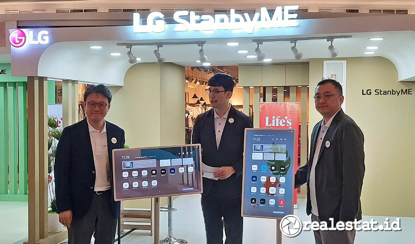Lee Taejin, President of LG Electronics Indonesia memperkenalkan inovasi terbaru layar portable LG StanbyMe