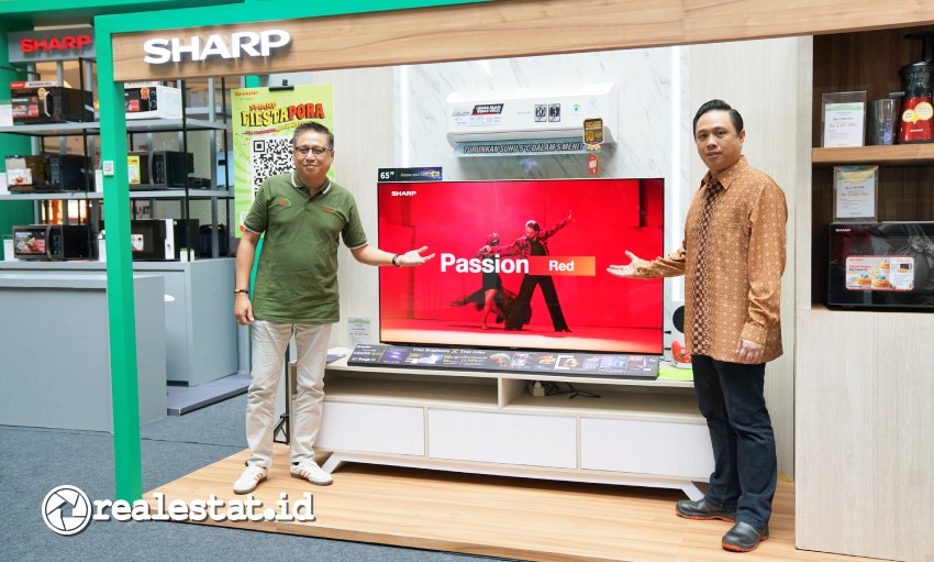 Sandy Norland dari Sharp Indonesia berfoto bersama Ronald Santoso dari Login Megastore (Foto: Istimewa)