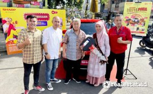 Perwakilan Sharp Indonesia menyerahkan hadiah 1 unit mobil kepada pemenang program Sharp Lovers Day (Foto: Sharp Indonesia)
