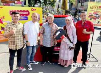 Perwakilan Sharp Indonesia menyerahkan hadiah 1 unit mobil kepada pemenang program Sharp Lovers Day Sharp realestat.id dok