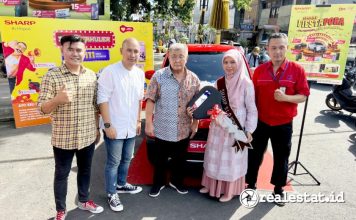 Perwakilan Sharp Indonesia menyerahkan hadiah 1 unit mobil kepada pemenang program Sharp Lovers Day Sharp realestat.id dok