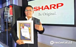 Sabar Yusuf Firdaus Simatupang, Assistant Manager, product strategy group smartphone, PT Sharp Electronics Indonesia, dengan penghargaan dari Selular Editor's Choice 2023 untuk Aquos R8S Pro. (Foto: Dok. Sharp Indonesia)