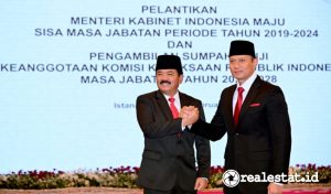 Agus Harimurti Yudhoyono (kanan) resmi menggantikan Hadi Tjahjanto sebagai Menteri ATR/Kepala BPN. (Foto: Dok. ATR/BPN)