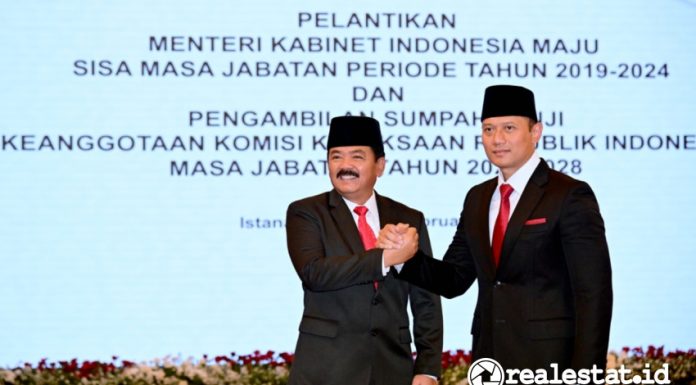 Agus Harimurti Yudhoyono (kanan) resmi menggantikan Hadi Tjahjanto sebagai Menteri ATR/Kepala BPN. (Foto: Dok. ATR/BPN)