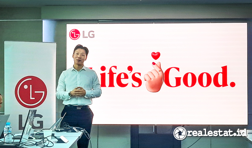 Marketing and Relations Director of LG Electronics Indonesia, Jay Jang saat menerangkan kampanye Better life for all