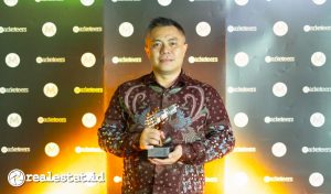 Mario Susanto, VP Marketing Paramount Land mewakili perusahaan menerima Marketeers OMNI Brand of The Year 2024 untuk Kategori ’Digital Cutomer Experience’ di Jakarta, 13 Maret 2024 (Foto: Istimewa). 