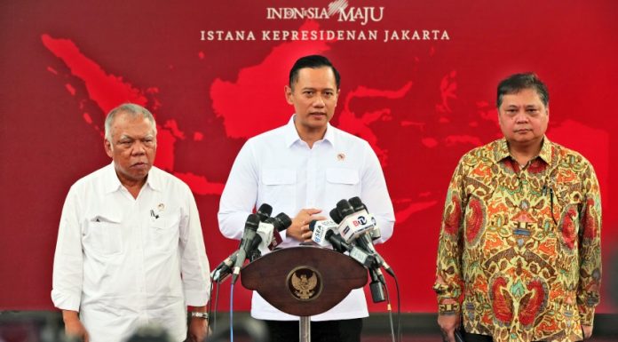 Dari kiri ke kanan: Basuki Hadimuljono, Menteri PUPR; Agus Harimurti Yudhoyono, Menteri ATR/Kepala BPN; dan Airlangga Hartarto Menteri Koordinator Bidang Perekonomian. (Foto: Dok. ATR/BPN)