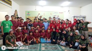 Perwakilan Sharp Indonesia bersama dengan anggota Sharp Greenerator dan anak panti asuhan Assaidah berfoto bersama setelah selesai acara Charity Panti. (Foto: Dok. Sharp Indonesia)