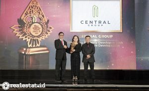 Princip Muljadi, CEO Central Group Batam (tengah) saat menerima  penghargaan di ajang Duo Award 2024, Senin, 20 Mei 2024. (Foto: Istimewa) 