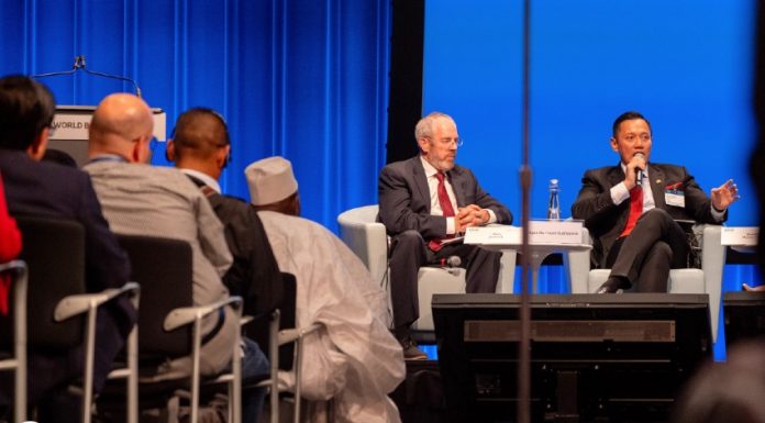 Menteri ATR/Kepala BPN, Agus Harimurti Yudhoyono (kanan) saat menjadi pembicara dalam panel internasional World Bank Land Conference 2024 yang berlangsung di Washington DC, Senin, 13 Mei 2024 waktu setempat. (Foto: Dok. ATR/BPN) 