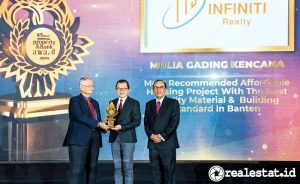 Presiden Direktur PT Infiniti Triniti Jaya, Samuel S Huang (tengah) menerima penghargaan Duo Award 2024 untuk Perumahan Mulia Gading Kencana, Serang, Senin, 20 Mei 2024. (Foto: Istimewa)