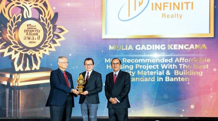 Presiden Direktur PT Infiniti Triniti Jaya, Samuel S Huang (tengah) menerima penghargaan Duo Award 2024 untuk Perumahan Mulia Gading Kencana, Serang, Senin, 20 Mei 2024. (Foto: Istimewa)