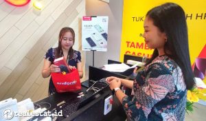 Transaksi pembelian smartphone Smartphone Sharp AQUOS R8s pro di Denpasar, Bali. (Foto: Dok. Sharp Indonesia)