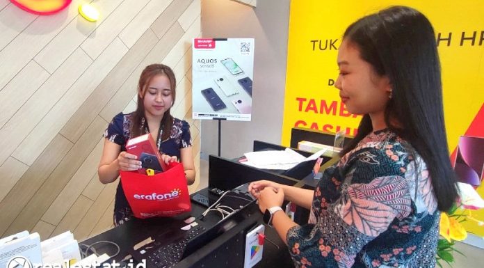 Transaksi pembelian smartphone Smartphone Sharp AQUOS R8s pro di Denpasar, Bali. (Foto: Dok. Sharp Indonesia)
