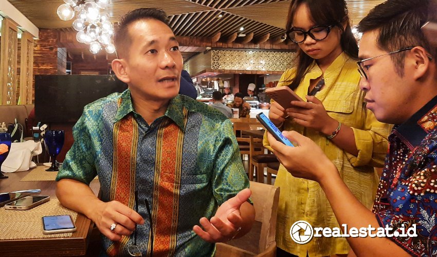 Vice President Sales & Marketing PT Suryacipta Swadaya, Abednego Purnomo saat menjelaskan pengembangan kawasan Subang Smartpolitan di Jawa Barat-RealEstat.id