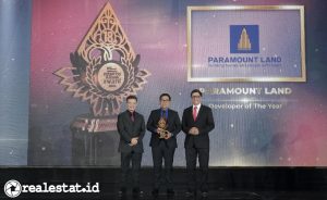 M. Nawawi, Presiden Direktur Paramount Land (tengah) saat menerima penghargaan ‘Developer of The Year’ di Jakarta, 20 Mei 2024. (Foto: istimewa)