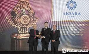 Aldo Daniel, COO Synthesis Development (tengah) menerima penghargaan Duo Award 2024 untuk proyek Aksara Homes (Foto: Istimewa)