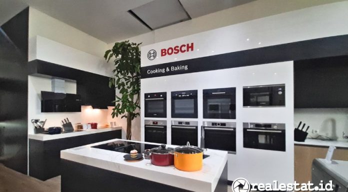 Konsumen dapat melihat berbagai inovasi produk home appliance terbaru di Bosch Home Experience Center di Indonesia Design District di Pantai Indah Kapuk (PIK) 2, Jakarta, memiliki berbagai inovasi produk home appliance. (Foto: RealEstat.id/Adhitya Putra)