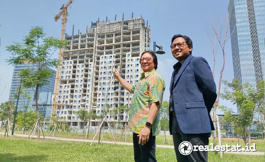 Alvin Andronicus, CMO Elevee Condominium (kiri) dan Adriadi Dimastanto, Sekretaris Jenderal Ikatan Ahli Perencanaan (IAP) Indonesia saat melihat progres pembangunan Elevee Condominium, Alam Sutera, Rabu, 24 Juli 2024. (Foto: Realestat.id)