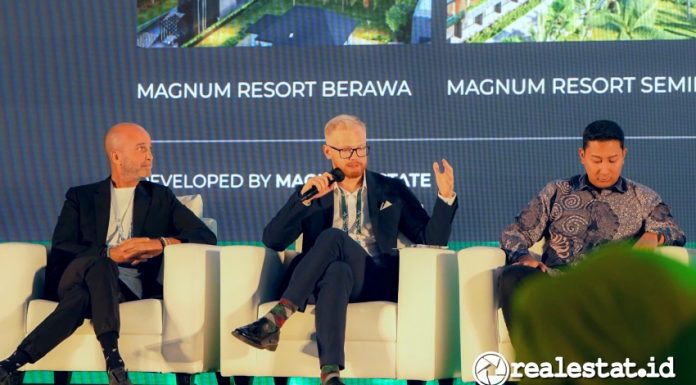 Anton Bezgachev, Investment department of Magnum Estate (middle) in The 2nd International Tourism Investment Forum (ITIF) 2024.