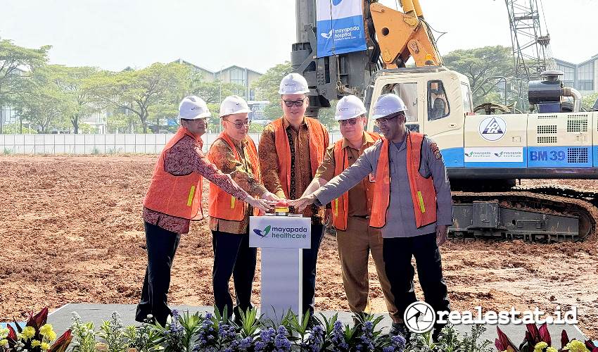 Dari kiri ke kanan: COO Mayapada Healthcare, Navin Sonthalia; President Director PT Modernland Realty Tbk, William Honoris; Chairman & Group CEO Mayapada Healthcare, Jonathan Tahir; Kepala Suku Dinas Kesehatan Jakarta Timur, dr Herwin Meifendy; dan Kapolres Jakarta Timur, Kombes Pol. Nicolas Ary Lilipalysecara simbolis melakukan penekanan sirene saat seremoni peletakan batu pertama (groundbreaking) rumah sakit Mayapada Hospital Jakarta Timur, Selasa, 9 Juli 2024. (Foto: Istimewa) 