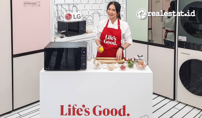 Microwave LG NeoChef Slim membantu menyiapkan makanan untuk bekal anak sekolah dengan mudah. (Foto : RealEstat.id/Adhitya Putra)