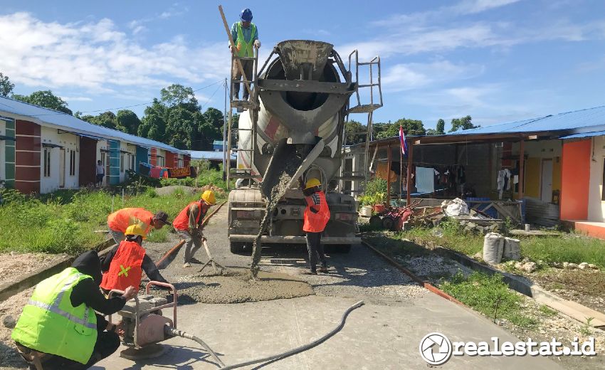 Pengerjaan PSU di perumahan di Papua Barat. (Foto: Dok. Kementerian PUPR)